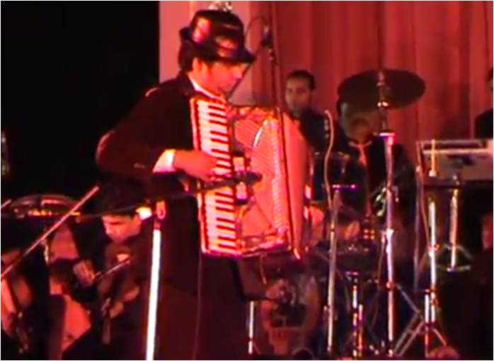 accordion player agra